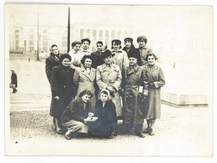 STARA FOTOGRAFIA - ZDJĘCIE GRUPOWE WARSZAWA 1958 PRL