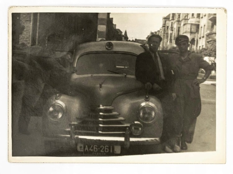 FOTOGRAFIA - AMBULANS WOJSKOWY SKODA 1101 Z ZAŁOGĄ POZNAŃ LATA 50. PRL