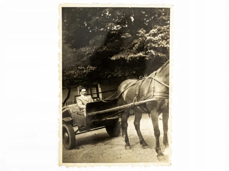 STARA FOTOGRAFIA - MĘŻCZYZNA W BRYCZCE LATA 40. / 50.