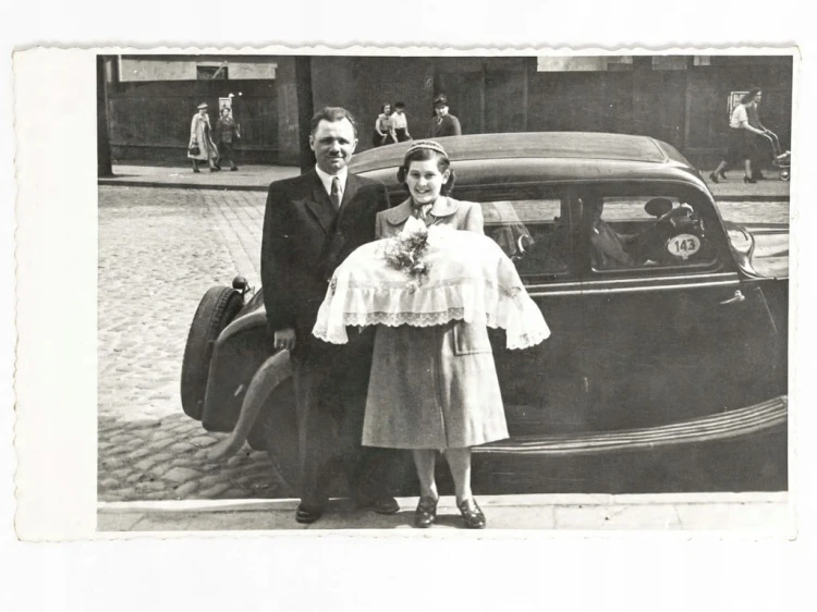 STARA FOTOGRAFIA - PAMIĄTKA CHRZCIN SAMOCHÓD LATA 30. II RP