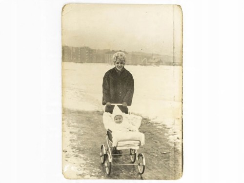 STARA FOTOGRAFIA - KOBIETA Z WÓZKIEM DZIECIĘCYM ZIMA 1968 PRL