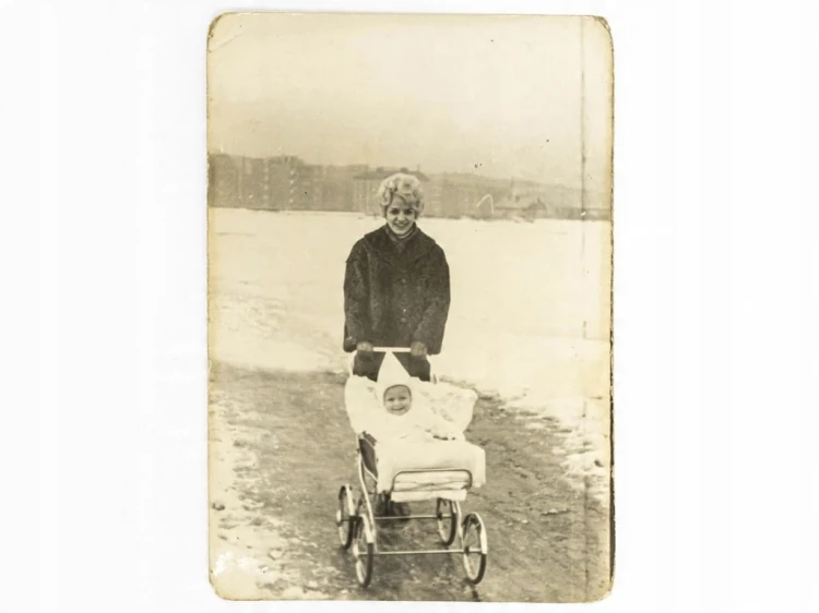 STARA FOTOGRAFIA - KOBIETA Z WÓZKIEM DZIECIĘCYM ZIMA 1968 PRL