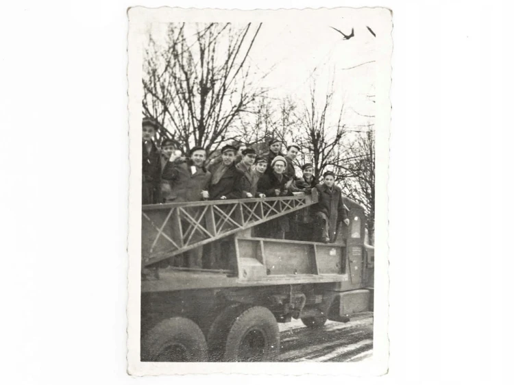 STARA FOTOGRAFIA - HARCERZE JADĄCY ZIMĄ CIĘŻARÓWKĄ LATA 40.
