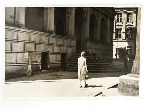 STARA FOTOGRAFIA - SCHODY RATUSZA KOŁO PRĘGIERZA POZNAŃ LATA 50.
