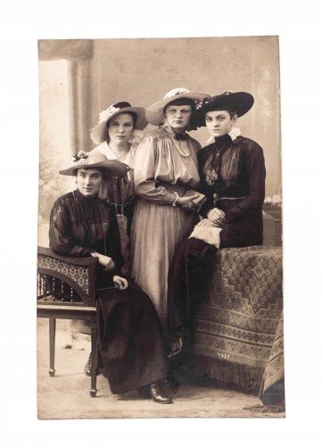 FOTOGRAFIA KOBIETY W SUKNIACH I KAPELUSZACH, ATELIER SZYMKOWIAK POZNAŃ 1917
