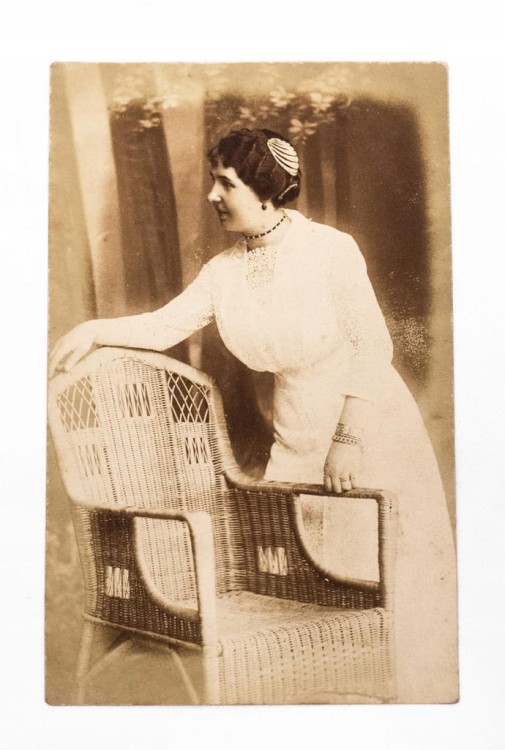 STARA FOTOGRAFIA - KOBIETA W SUKNI, POZNAŃ 1915