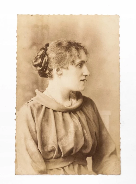STARA FOTOGRAFIA - KOBIETA W SUKNI 1917