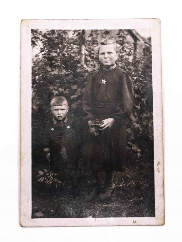 STARA FOTOGRAFIA - MAŁY CHŁOPIEC Z SIOSTRĄ W OGRODZIE, DUSZNIKI l. 40