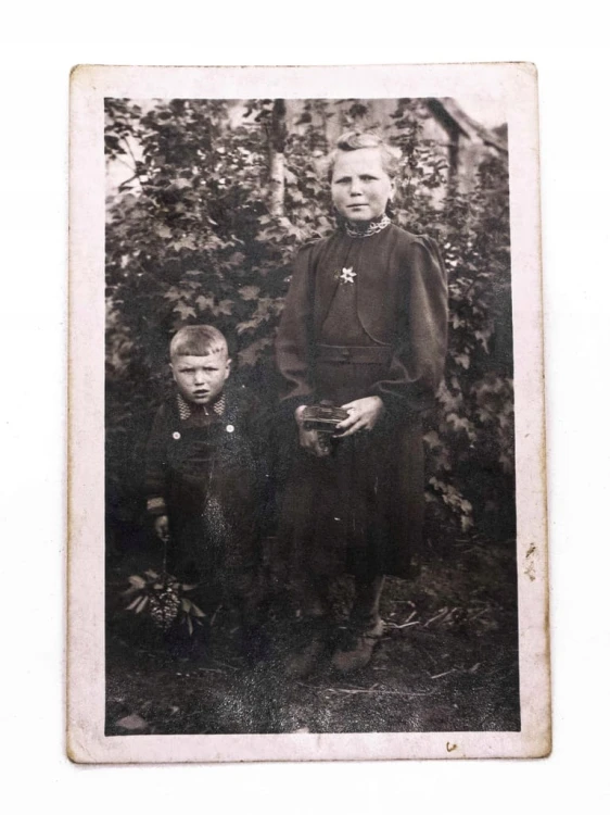 STARA FOTOGRAFIA - MAŁY CHŁOPIEC Z SIOSTRĄ W OGRODZIE, DUSZNIKI l. 40