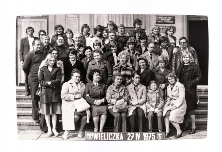 STARA FOTOGRAFIA, ZDJĘCIE GRUPOWE, WYCIECZKA DO KOPALNI SOLI WIELICZKA 1975