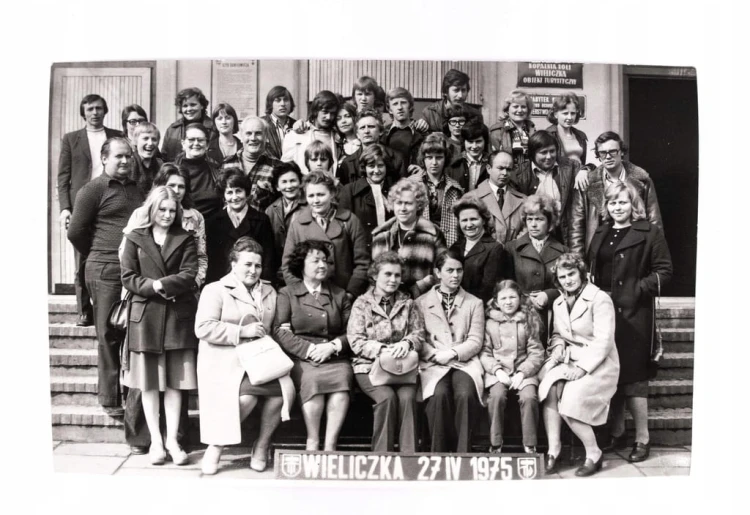 STARA FOTOGRAFIA, ZDJĘCIE GRUPOWE, WYCIECZKA DO KOPALNI SOLI WIELICZKA 1975