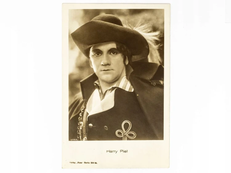 POCZTÓWKA - AKTOR HARRY PIEL W KOSTIUMIE Z FILMU ZIGANO 1925 PRZEDWOJENNA