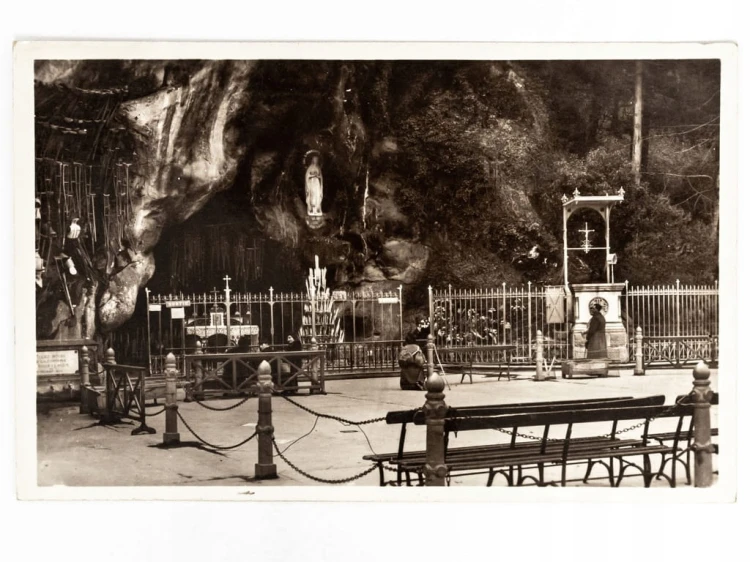 LOURDES - GROTA MASSABIELLE Z SANKTUARIUM MATKI BOŻEJ FRANCJA POCZ. XX W.