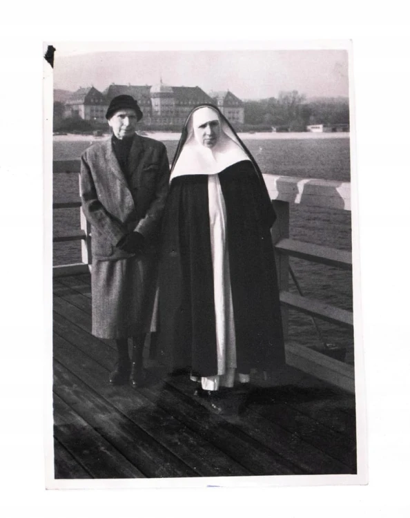 STARA FOTOGRAFIA - SIOSTRA ZAKONNA, SOPOT 1957