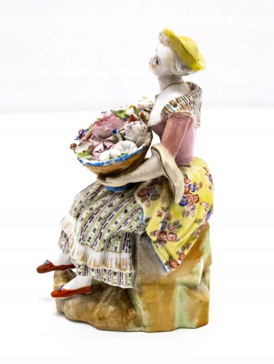 STARA PORCELANOWA FIGURKA - KOBIETA Z KWIATAMI, JACOB PETIT