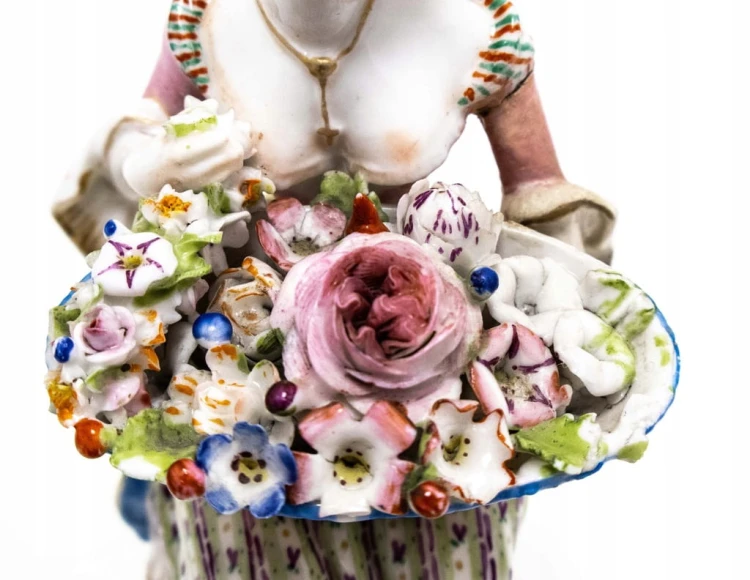 STARA PORCELANOWA FIGURKA - KOBIETA Z KWIATAMI, JACOB PETIT