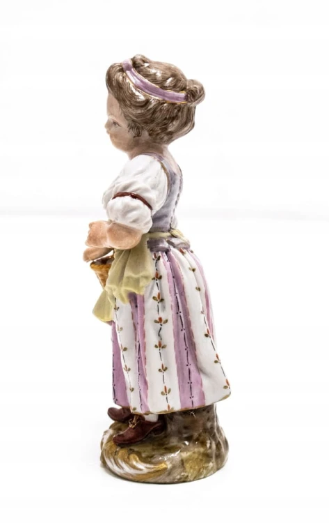STARA PORCELANOWA FIGURKA - KOBIETA Z KOSZYCZKIEM, MIŚNIA