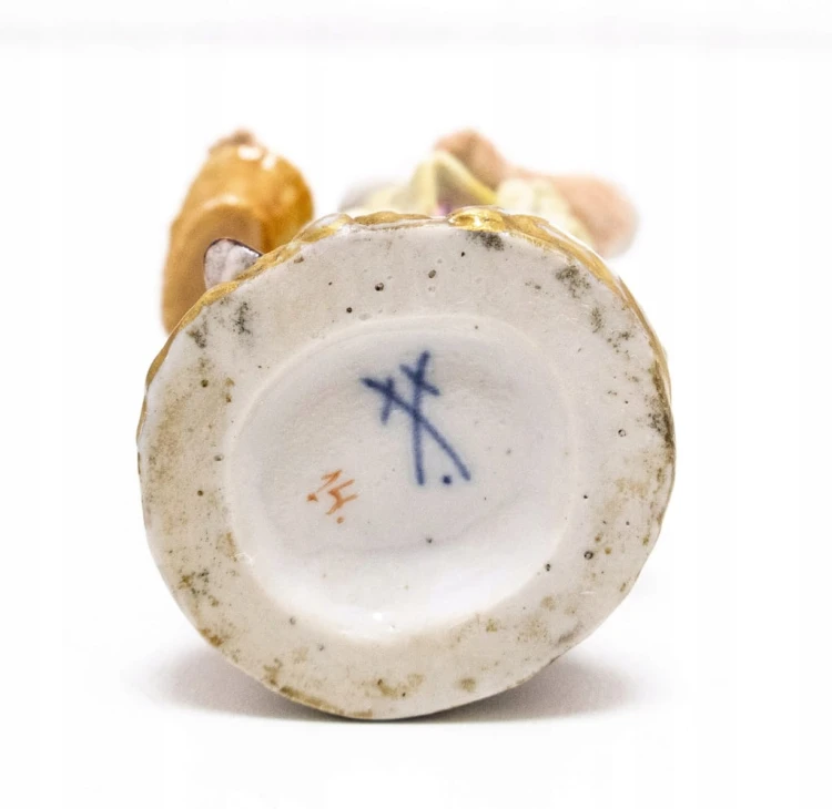 STARA PORCELANOWA FIGURKA - KOBIETA Z KOSZYCZKIEM, MIŚNIA