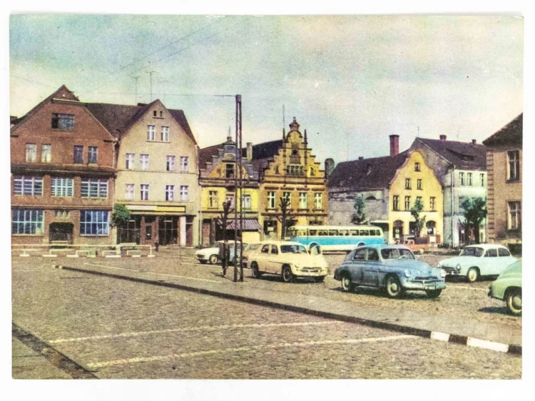 TRZEBIATÓW - FRAGMENT RYNKU ZAPARKOWANE WARSZAWY FSO 1970 PRL