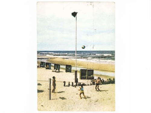 USTRONIE MORSKIE - LUDZIE BAWIĄCY SIĘ NA PLAŻY 1967 PRL
