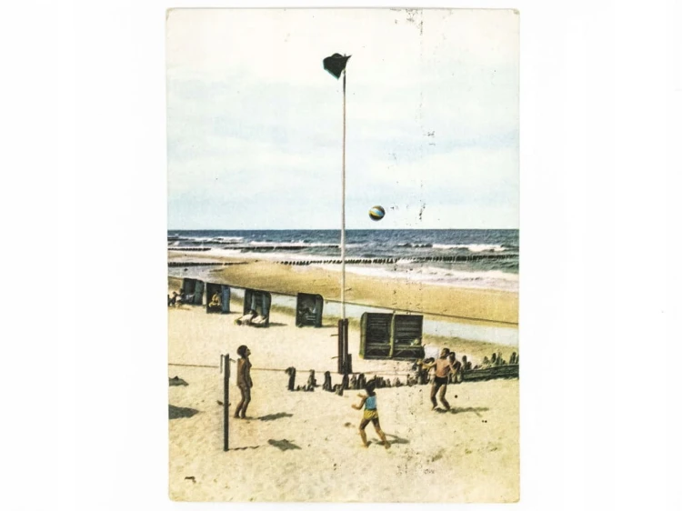 USTRONIE MORSKIE - LUDZIE BAWIĄCY SIĘ NA PLAŻY 1967 PRL