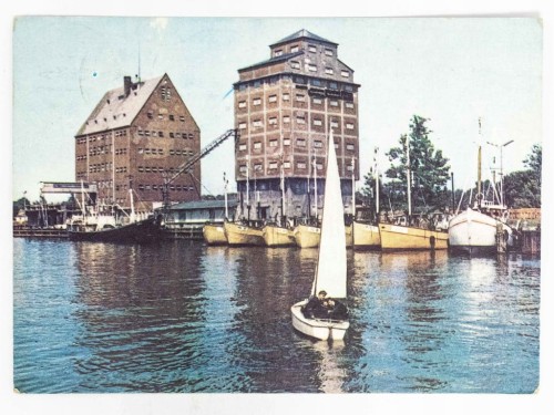 KOŁOBRZEG - FRAGMENT PORTU MORSKIEGO Z KUTRAMI 1966 PRL