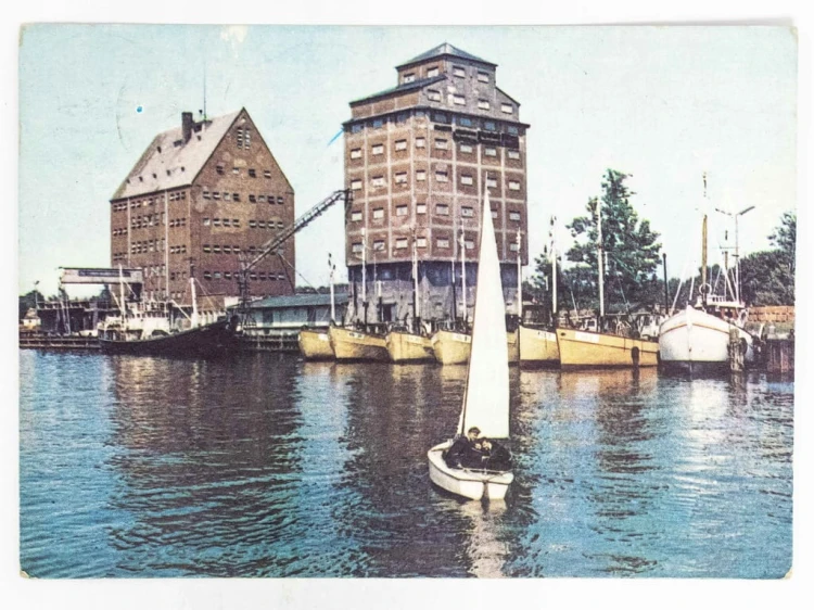KOŁOBRZEG - FRAGMENT PORTU MORSKIEGO Z KUTRAMI 1966 PRL