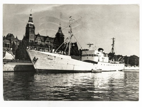 SZCZECIN - SUPERTRAWLER MT ŁUŻYCA W TLE GMACH URZĘDU WOJEWÓDZKIEGO 1976 PRL