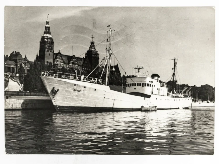 SZCZECIN - SUPERTRAWLER MT ŁUŻYCA W TLE GMACH URZĘDU WOJEWÓDZKIEGO 1976 PRL