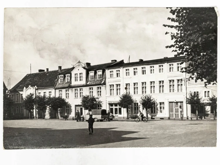 POŁCZYN-ZDRÓJ - FRAGMENT RYNKU Z HOTELEM MIEJSKIM 1964 PRL