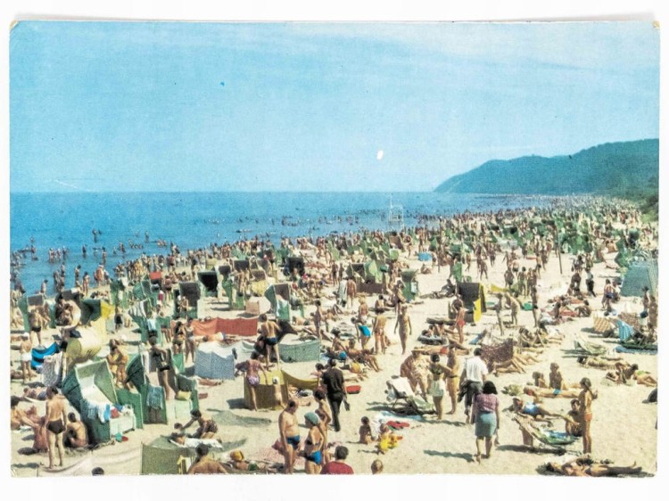 MIĘDZYZDROJE - PLAŻA Z WCZASOWICZAMI 1975 PRL