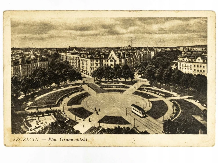 SZCZECIN - PLAC GRUNWALDZKI Z PRZEJEŻDŻAJĄCYM TRAMWAJEM LATA 50. PRL