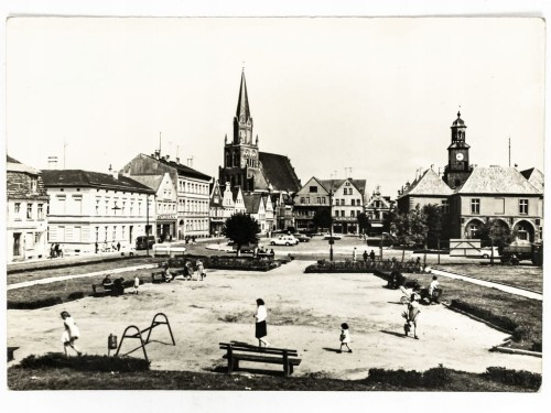 TRZEBIATÓW - RYNEK Z RATUSZEM I KOŚCIOŁEM MARIACKIM LATA 60. / 70. PRL