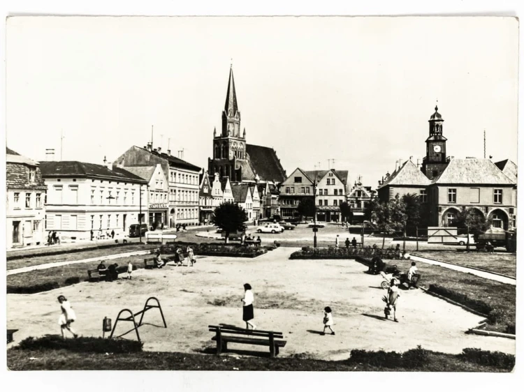 TRZEBIATÓW - RYNEK Z RATUSZEM I KOŚCIOŁEM MARIACKIM LATA 60. / 70. PRL