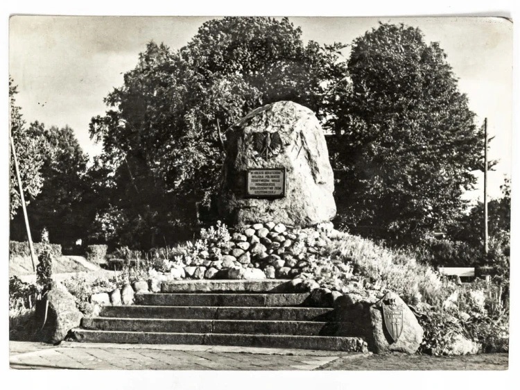 SZCZECINEK - POMNIK ZDOBYWCÓW WAŁU POMORSKIEGO LATA 60. PRL