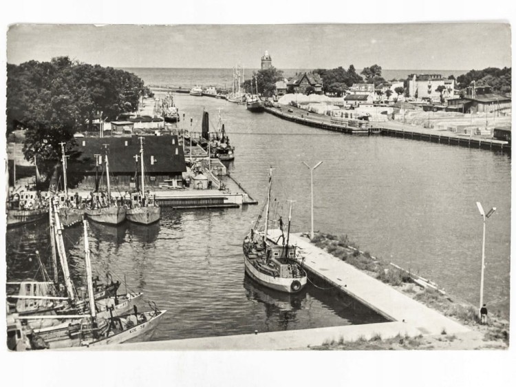 KOŁOBRZEG - KANAŁ I BASEN PORTOWY Z KUTRAMI LATA 60. PRL