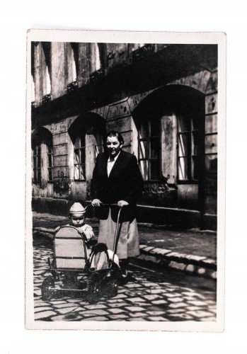 STARA FOTOGRAFIA - MAMA Z DZIECKIEM W WÓZKU, POZNAŃ l. 40/50