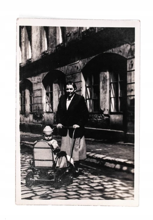 STARA FOTOGRAFIA - MAMA Z DZIECKIEM W WÓZKU, POZNAŃ l. 40/50