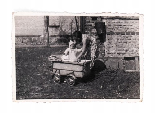 STARA FOTOGRAFIA - MAMA Z DZIECKIEM W WÓZKU PRL