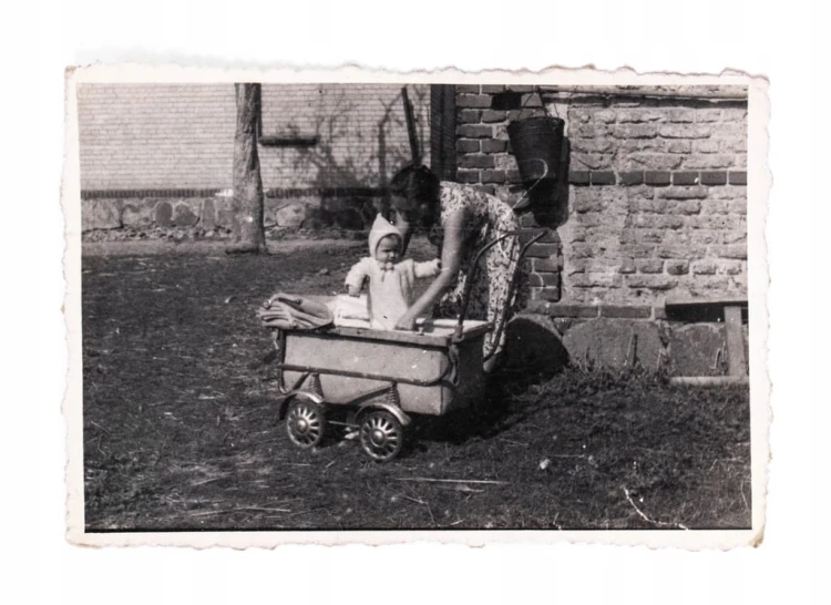 STARA FOTOGRAFIA - MAMA Z DZIECKIEM W WÓZKU PRL