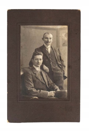 STARA FOTOGRAFIA - MĘŻCZYŹNI W GARNITURACH, ATELIER HAHN, RAWICZ