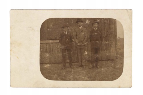 FOTOGRAFIA CHŁOPCY W GARNITURACH, FOT. ANTOSZKIEWICZ, KROTOSZYN pocz. XX w.