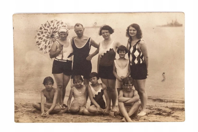 STARA FOTOGRAFIA - ZDJĘCIE RODZINNE NAD MORZEM, ORŁOWO 1930