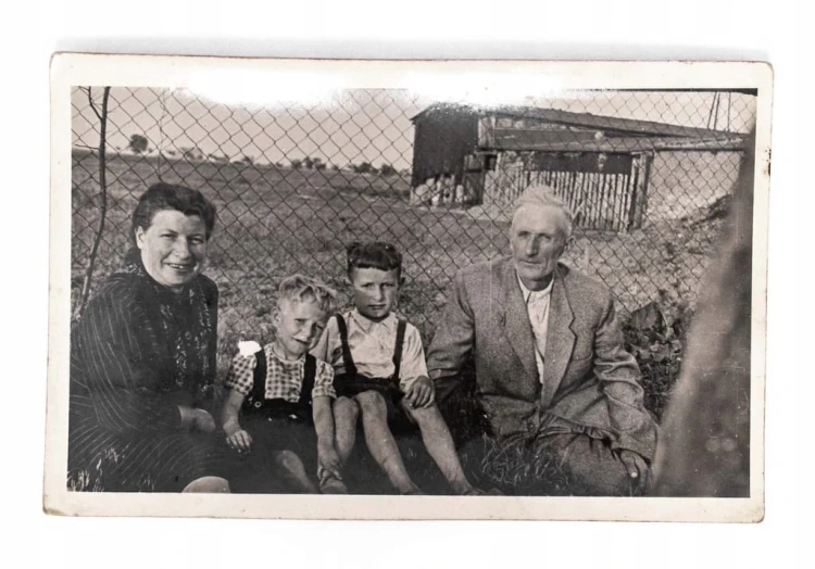 STARA FOTOGRAFIA - ZDJĘCIE RODZINNE l. 40/50