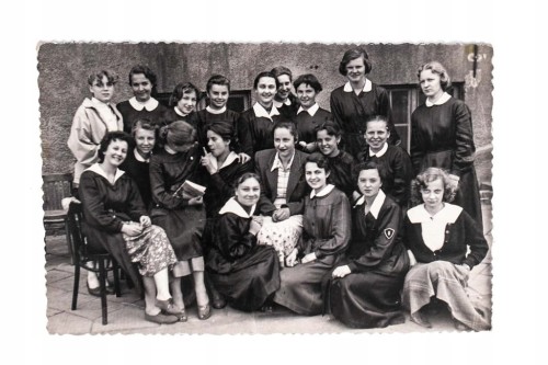STARA FOTOGRAFIA - SZKOŁA, KLASA ŻEŃSKA, UCZENNICE l. 40/50