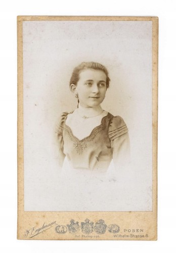 STARA FOTOGRAFIA - KOBIETA W SUKNI, ATELIER ENGELMANN, POZNAŃ 1900