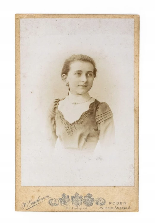 STARA FOTOGRAFIA - KOBIETA W SUKNI, ATELIER ENGELMANN, POZNAŃ 1900