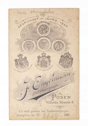 STARA FOTOGRAFIA - KOBIETA W SUKNI, ATELIER ENGELMANN, POZNAŃ 1900