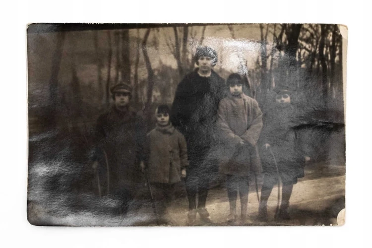 STARA FOTOGRAFIA - ZDJĘCIE RODZINNE NA MIEŚCIE, GRUDZIĄDZ l. 30