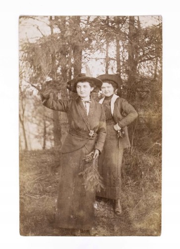 STARA FOTOGRAFIA - KOBIETY W SUKNIACH W LESIE, GRUDZIĄDZ 1913